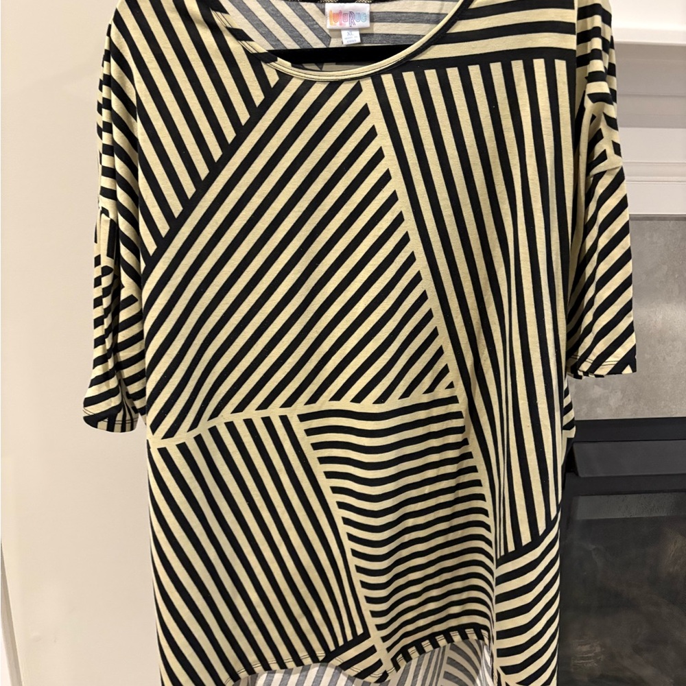 LuLaRoe Black and Cream Geometric Short Sleeve Top
